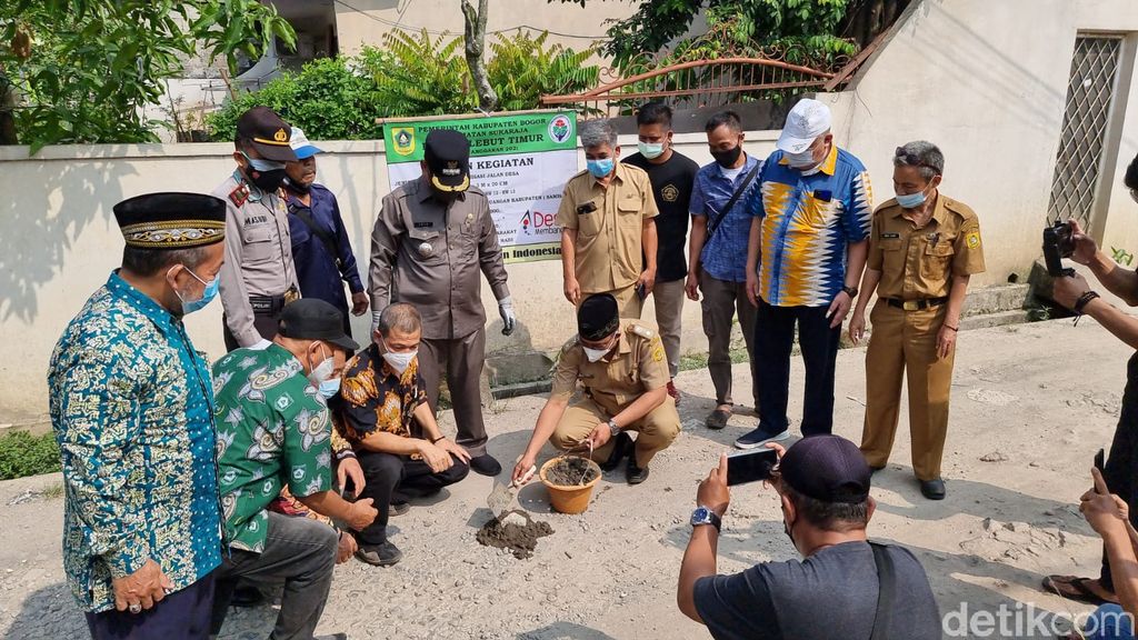 Proyek Betonisasi Jalan Lintas RW di Cilebut Timur