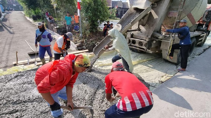 Proyek Betonisasi Jalan Lintas RW di Cilebut Timur