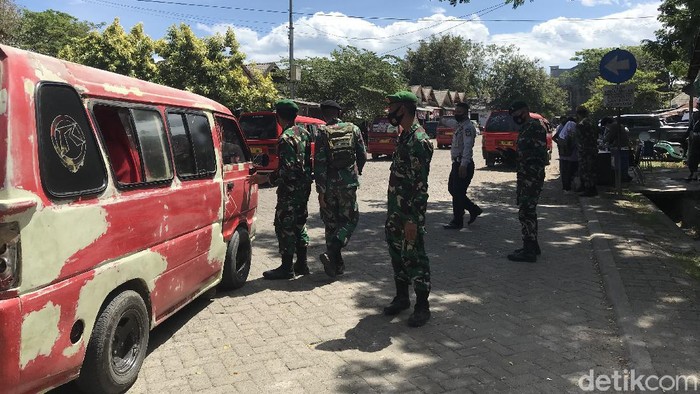 Puluhan sopir kendaraan daerah di Makassar dilakukan tes swab antigen. Dari pemeriksaan ini, 2 sopir kabur dan hanya menitipkan kartu tanda penduduk miliknya. (Ibnu Munsir/detikcom)