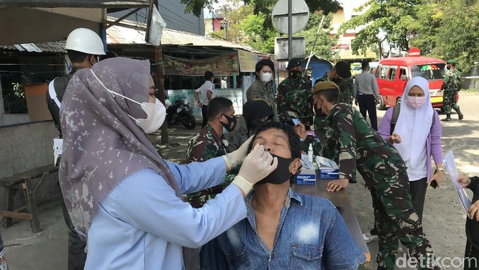 Puluhan sopir kendaraan daerah di Makassar dilakukan tes swab antigen. Dari pemeriksaan ini, 2 sopir kabur dan hanya menitipkan kartu tanda penduduk miliknya. (Ibnu Munsir/detikcom)