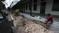 Bangunan yang rusak dan akan renovasi diantaranya Ndalem Prangwedanan, Reksa Pustaka termasuk ruang-ruang yang ada didalam perpustakaan tersebut.