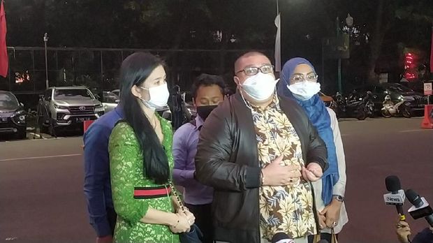 Razma Arif Nasution jenguk Richard Lee di Polda Metro (Yogi/detikcom)