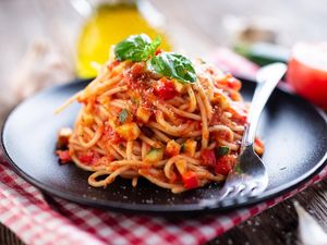 Resep Spaghetti Saus Terong yang Segar Renyah