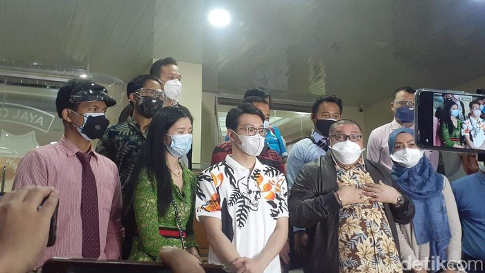 Richard Lee bersama istri dan kuasa hukumnya saat ditemui di Polda Metro Jaya.