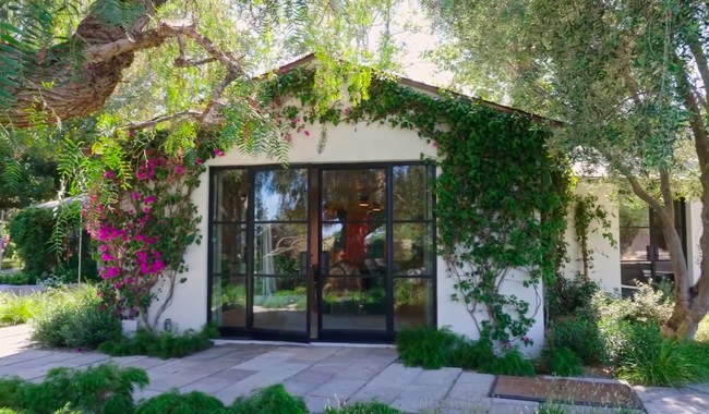 Inilah rumah Adam Levine dan istrinya, model Behati Prinsloo. Rumah yang berada di area Los Angeles, California, AS, tersebut dulunya pernah ditempati Ben Affleck dan Jennifer Garner. (Foto: YouTube/Architectural Digest)