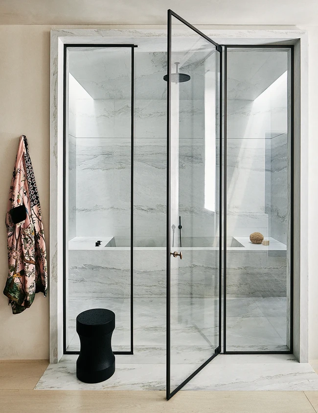 Bak hotel berbintang, kamar mandinya hadir dengan material marmer. Area tersebut juga dilengkapi suana. (Foto: Architectural Digest/William Abranowicz)