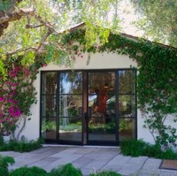 Inilah rumah Adam Levine dan istrinya, model Behati Prinsloo. Rumah yang berada di area Los Angeles, California, AS, tersebut dulunya pernah ditempati Ben Affleck dan Jennifer Garner. (Foto: YouTube/Architectural Digest)