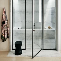 Bak hotel berbintang, kamar mandinya hadir dengan material marmer. Area tersebut juga dilengkapi suana. (Foto: Architectural Digest/William Abranowicz)