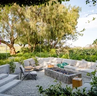 Halaman yang luas diisi dengan area nongkrong lengkap dengan tempat api unggun. (Foto: Architectural Digest/William Abranowicz)