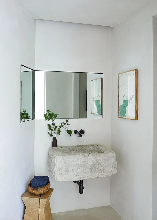 Wastafel unik di salah satu sudut rumah pentolan band Maroon 5. (Foto: Architectural Digest/William Abranowicz)