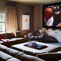 Salah satu fasilitas pendukung di ruangan ini adalah bioskop pribadi. Sofa-sofa besar yang nyaman hadir untuk melengkapi pengalaman nonton di ruangan ini. (Foto: Architectural Digest/William Abranowicz)