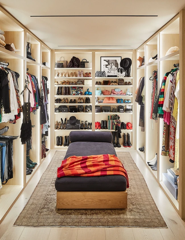 Kamar mereka terhubung dengan dua walk-in closet. Salah satunya lemari yang menyimpan koleksi pakaian Behati. (Foto: Architectural Digest/William Abranowicz)