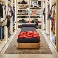 Kamar mereka terhubung dengan dua walk-in closet. Salah satunya lemari yang menyimpan koleksi pakaian Behati. (Foto: Architectural Digest/William Abranowicz)