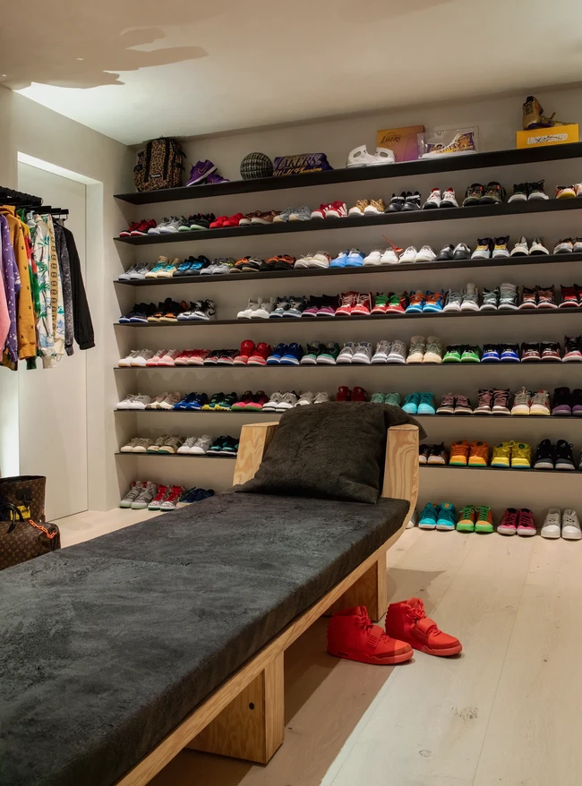 Adam Levine juga punya walk-in closet sendiri. Selain pakaian, terdapat pula rak khusus untuk menyimpan ratusan sneakers pria 42 tahun itu. (Foto: Architectural Digest/William Abranowicz)