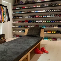Adam Levine juga punya walk-in closet sendiri. Selain pakaian, terdapat pula rak khusus untuk menyimpan ratusan sneakers pria 42 tahun itu. (Foto: Architectural Digest/William Abranowicz)