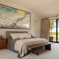 Sebuah lukisan besar karya Raymond Pettibon menghiasi area dinding di atas ranjang mereka. Mungkin ini tidak cocok untuk lokasi yang rawan gempa. Tapi kami bersedia mati demi karya seni ini, canda Adam.  (Foto: Architectural Digest/William Abranowicz)