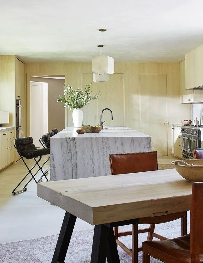 Pasangan yang dikaruniai dua anak ini memercayakan Clements Design untuk merenovasi rumah tersebut menjadi hunian bergaya kontemporer dan modern tanpa meninggalkan aura pedesaan. Seperti terlihat di area dapur yang mengombinasikan material kayu dengan sentuhan rustic dan marmer.  (Foto: Architectural Digest/William Abranowicz)