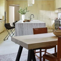 Pasangan yang dikaruniai dua anak ini memercayakan Clements Design untuk merenovasi rumah tersebut menjadi hunian bergaya kontemporer dan modern tanpa meninggalkan aura pedesaan. Seperti terlihat di area dapur yang mengombinasikan material kayu dengan sentuhan rustic dan marmer.  (Foto: Architectural Digest/William Abranowicz)