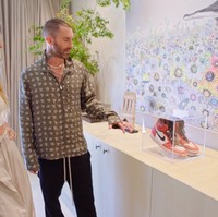 Hampir di setiap sudut rumah Adam Levine dihiasi benda seni atau barang-barang kolektor. Salah satunya sepasang Air Jordan edisi pertama yang dipajang di ruang makan. (Foto: YouTube/Architectural Digest)