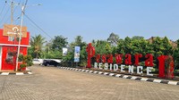 Di bagian depan sama seperti perumahan pada umumnya, terdapat gerbang utama perumahan Samesta Pesawaran yang tampak sudah menggunakan paving block dan nuansa cat berwarna merah putih dan orange.