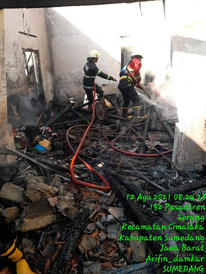 Sebuah rumah terbakar di Sumedang diduga konsleting listrik