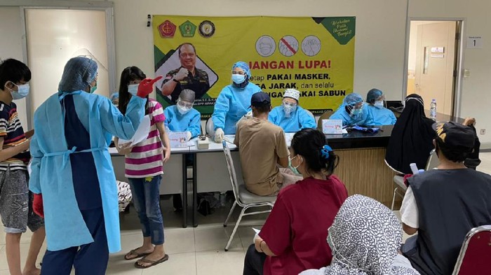 Serbuan vaksinasi massal sebagai program nasional terus dilakukan. Kali ini dilakukan oleh DPP Hipakad di kawasan Pamulang.