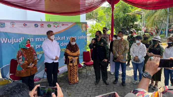 Serbuan Vaksinasi Massal Terus Dikebut Serbuan vaksinasi massal sebagai program nasional terus dilakukan. Kali ini dilakukan oleh DPP Hipakad di kawasan Pamulang.