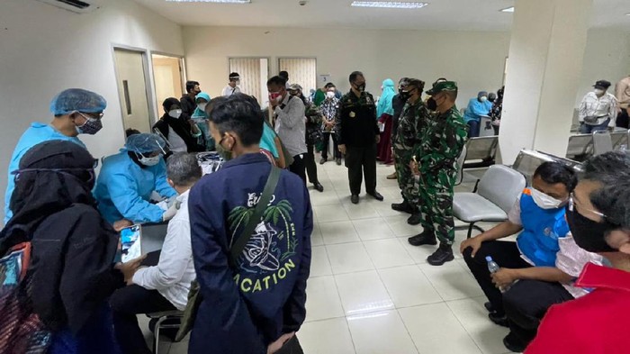 Serbuan Vaksinasi Massal Terus Dikebut Serbuan vaksinasi massal sebagai program nasional terus dilakukan. Kali ini dilakukan oleh DPP Hipakad di kawasan Pamulang.