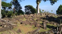 Batu purbakala yang berserakan di area 900 meter persegi