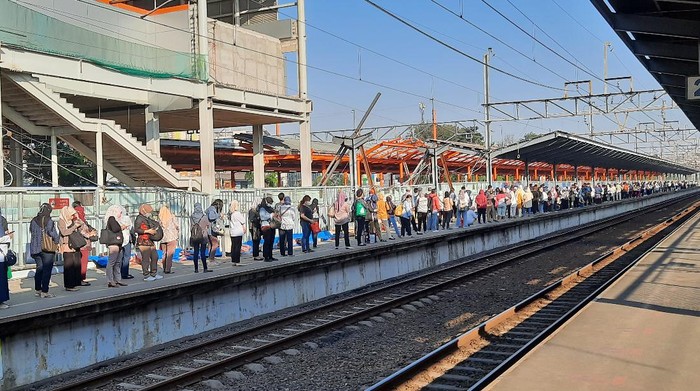 Penumpang KRL ramai di Stasiun Bekasi, Kamis (12/8/2021) pagi.