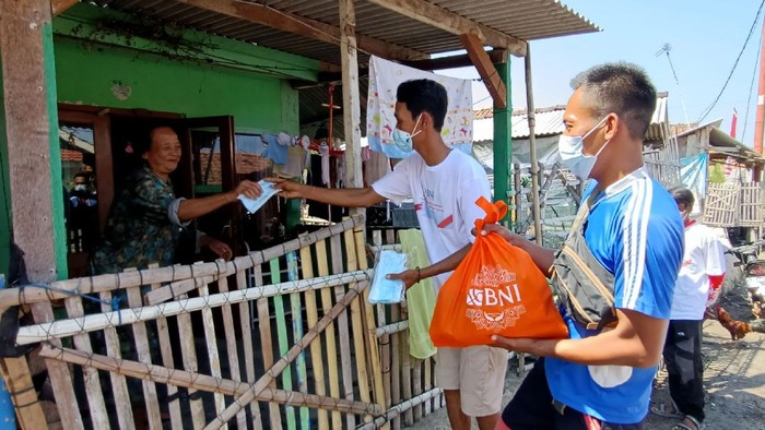 Tebar Sembako untuk Warga Pesisir Pandemi belum juga usai, warga pesisir pulau Panjang, Serang, Banten ini pun mendapatkan bantuan sembako dan masker untuk kesehatan warga.
