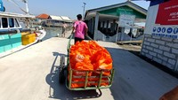 BNI bersama sejumlah jurnalis menyalurkan 200 paket sembako untuk warga terdampak pandemi Covid-19. Selain bantuan sembako, warga juga diberikan masker dan hand sanitizer demi menjaga kesehatan bersama.