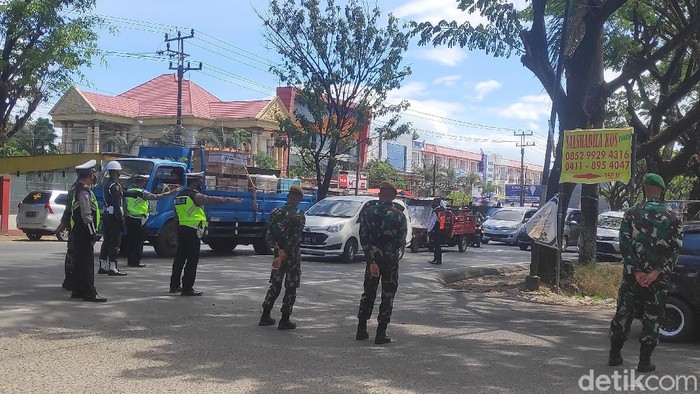 Tes antigen secara acak di perbatasan Makassar. (Taufiq/detikcom)