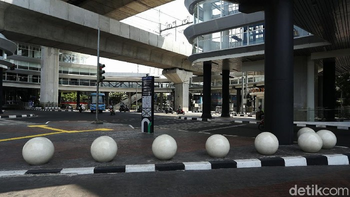 Trotoar CSW Blok M Dipercantik dengan Bollard Bola beton atau lebih dikenal dengan nama bollard, menghiasi jalur pedestrian Cakra Selaras Wahana (CSW), Jakarta selatan, Kamis (12/08/2021).