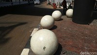 Bollard juga memiliki fungsi untuk menunjang keamanan dan kenyamanan para pejalan kaki yang melintasi trotoar.