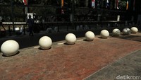 Bollard di sepanjang tepian trotoar akan menghambat kendaraan bermotor memasuki kawasan khusus pejalan kaki itu, baik untuk sekadar parkir atau melintasinya.