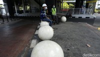 Keberadaan bola-bola beton itu membuat trotoar menjadi lebih cantik.
