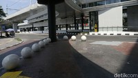 Jalur pedestrian CSW dihiasi dengan bola-bola beton atau bollard, Kamis (12/8/2021).