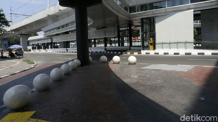 Bola beton atau lebih dikenal dengan nama bollard, menghiasi jalur pedestrian Cakra Selaras Wahana (CSW), Jakarta selatan, Kamis (12/08/2021).