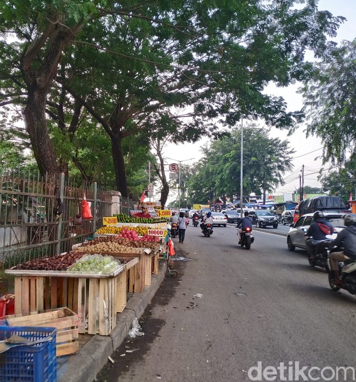 Trotoar di sekitar Jl Raya Bogor, depan Pasar Induk Kramat Jati, Jakarta Timur. (Athika Rahma/detikcom)
