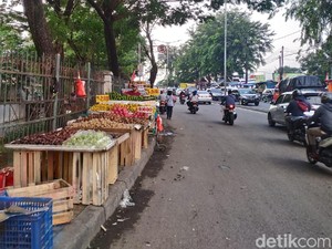 Suara PKL di Trotoar Pasar Induk Kramat Jati: Zaman COVID Keuangan Susah