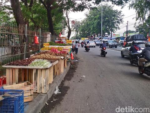 Trotoar di sekitar Jl Raya Bogor, depan Pasar Induk Kramat Jati, Jakarta Timur. (Athika Rahma/detikcom)
