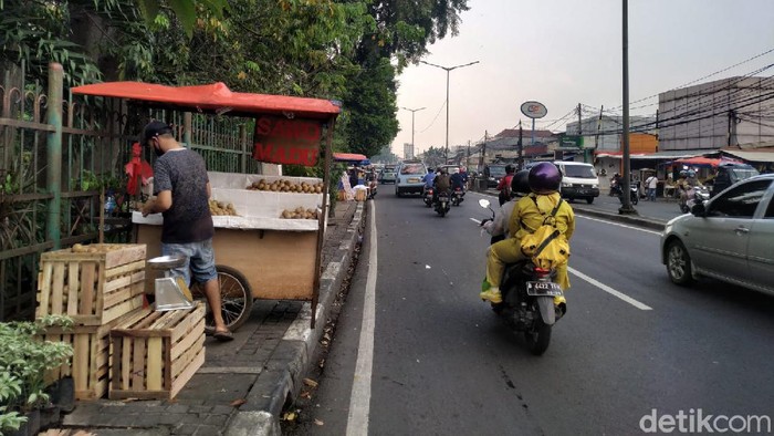 Trotoar di sekitar Jl Raya Bogor, depan Pasar Induk Kramat Jati, Jakarta Timur. (Athika Rahma/detikcom)