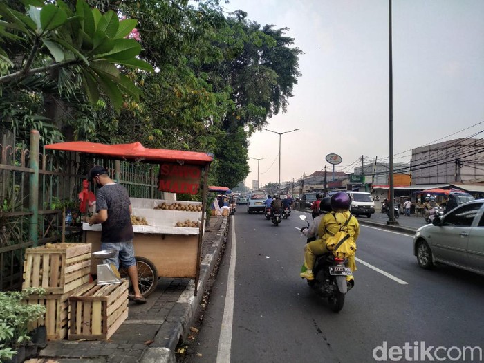 Trotoar di sekitar Jl Raya Bogor, depan Pasar Induk Kramat Jati, Jakarta Timur. (Athika Rahma/detikcom)