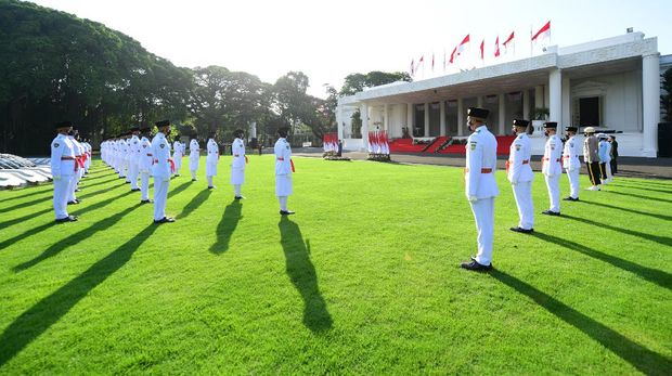 Anggota Pasukan Pengibar Bendera Pusaka (Paskibraka) asal DKI Jakarta Febitri Nur Tsabitah memegang bendera Merah Putih saat mengikuti Upacara Pengukuhan Paskibraka yang dipimpin Presiden Joko Widodo di halaman Istana Merdeka, Jakarta, Kamis (12/8/2021). Presiden Joko Widodo mengukuhkan 68 orang anggota Paskibraka yang akan bertugas pada upacara peringatan Hari Kemerdekaan ke-76 Republik Indonesia di Istana Merdeka pada tanggal 17 Agustus mendatang. ANTARA FOTO/Biro Pers Media Setpres/Lukas/Handout/wsj.