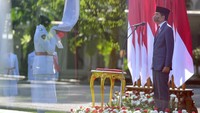 Ini momen saat Presiden Jokowi memimpin upacara pengukuhan sejumlah anggota Pasukan Pengibar Bendera Pusaka (Paskibraka).