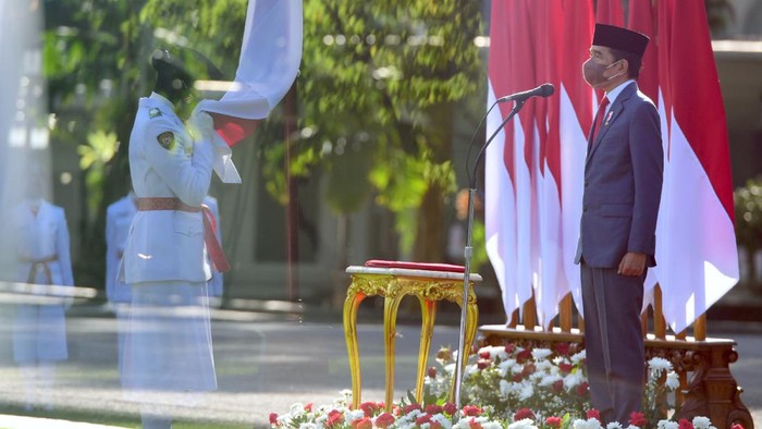Anggota Pasukan Pengibar Bendera Pusaka (Paskibraka) asal DKI Jakarta Febitri Nur Tsabitah memegang bendera Merah Putih saat mengikuti Upacara Pengukuhan Paskibraka yang dipimpin Presiden Joko Widodo di halaman Istana Merdeka, Jakarta, Kamis (12/8/2021). Presiden Joko Widodo mengukuhkan 68 orang anggota Paskibraka yang akan bertugas pada upacara peringatan Hari Kemerdekaan ke-76 Republik Indonesia di Istana Merdeka pada tanggal 17 Agustus mendatang. ANTARA FOTO/Biro Pers Media Setpres/Lukas/Handout/wsj.