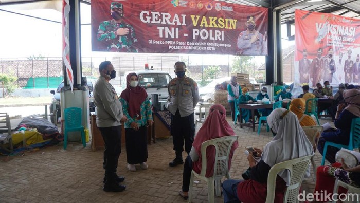 Vaksinasi COVID-19 Bojonegoro menyasar para pedagang di pasar. Ini untuk memberikan rasa aman dan nyaman dalam kegiatan perekonomian di pasar.