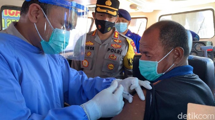 Agar tercapai herd immunity, vaksinasi COVID-19 terus digalakkan. Ratusan ABK dan nelayan yang bersandar di Pelabuhan Tanjung Tembaga Kota Probolinggo disuntik vaksin.