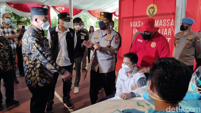 Kapolda Jatim Irjen Nico Afinta meninjau vaksinasi COVID-19 pelajar SMPN 1 Surabaya. Nico yang merupakan alumnus SMPN tersebut, juga memberikan semangat pada pelajar yang disuntik dosis kedua.